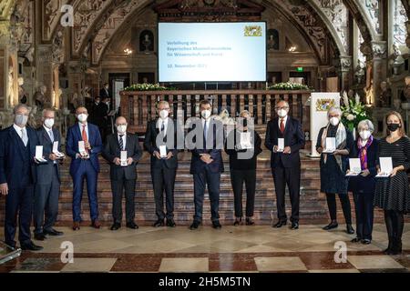 Markus Söder e i vincitori della medaglia.il 10 novembre 2021 a Munchen, Germania. Il primo Ministro bavarese, Dr. Markus Söder, presenta l'Ordine Massimiliano bavarese per la Scienza e l'Arte (Foto di Alexander Pohl/Sipa USA) Credit: Sipa USA/Alamy Live News Foto Stock