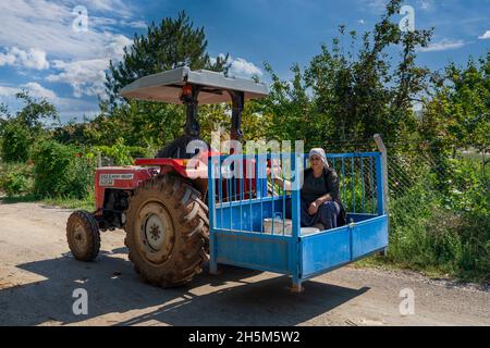 Ankara, Turchia - Settembre 18 2021: Trasporto di famiglie di agricoltori con rimorchio attaccato alla parte posteriore del trattore Foto Stock