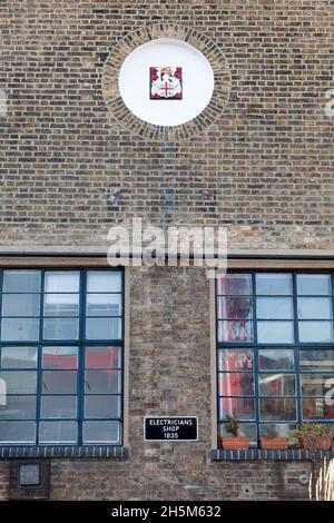 Edificio del negozio di elettricisti al Trinity Buoy Wharf, Leamouth Peninsula, Londra Foto Stock