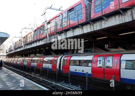Piattaforme multilivello presso la stazione di Canning Town per Docklands Light Railway and Underground, Londra Foto Stock