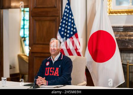 Washington, Distretto di Columbia, USA. 23 Agosto 2021. Second Gentleman Douglas Emhoff partecipa ad un saluto virtuale con i Paralimpiani degli Stati Uniti, martedì 24 agosto 2021, presso il Capo della Residenza Missionaria a Tokyo, Giappone. (Foto di Cameron Smith) Credit: White House/ZUMA Press Wire Service/ZUMAPRESS.com/Alamy Live News Foto Stock