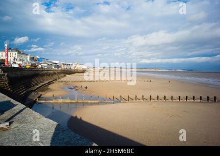 North Sands a Bridlington con Maisie scritto nella sabbia e nel funfair Foto Stock