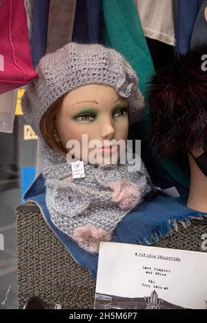 Manichino testa nella finestra di un negozio di beneficenza a Edimburgo, Scozia, Regno Unito. Foto Stock