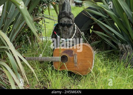 Figura in legno con chitarra in giardino, Nuova Zelanda Foto Stock
