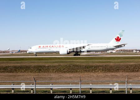 Air Canada White Boeing 777-333 all'aeroporto di Montreal, Pierre-Elliott Trudeau, Quebec, Canada Foto Stock