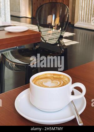 Tazza di caffè cappuccino latte art cafe sfondo interno Foto Stock