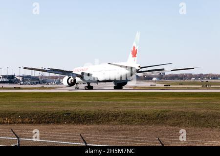 Air Canada White Boeing 777-333 all'aeroporto di Montreal, Pierre-Elliott Trudeau, Quebec, Canada Foto Stock