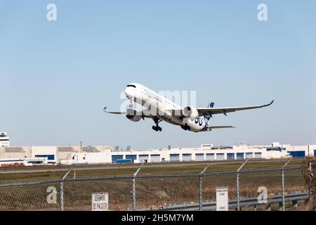 Airbus A350-1000 XWB a Montreal Airport, Pierre-Elliott Trudeau, Quebec, Canada Foto Stock