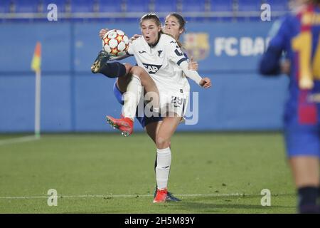 Barcellona, Spagna. 10 novembre 2021. Barcellona, Spagna, 10 novembre 2021: Jule Brand (29 Hoffenheim) durante la partita della UEFA Women's Champions League tra Barcellona e Hoffenheim allo stadio Johan Cruyff di Sant Joan Desp, Barcellona, Spagna. Rafa Huerta/SPP Credit: SPP Sport Press Photo. /Alamy Live News Foto Stock