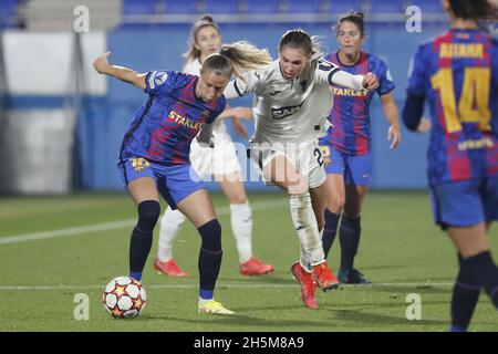 Barcellona, Spagna. 10 novembre 2021. Barcellona, Spagna, 10 novembre 2021: Ana-Maria Crnogorcevic (18 Barcellona) e Jule Brand (29 Hoffenheim) contestando una palla durante la partita della UEFA Women's Champions League tra Barcellona e Hoffenheim allo stadio Johan Cruyff di Sant Joan Desp, Barcellona, Spagna. Rafa Huerta/SPP Credit: SPP Sport Press Photo. /Alamy Live News Foto Stock