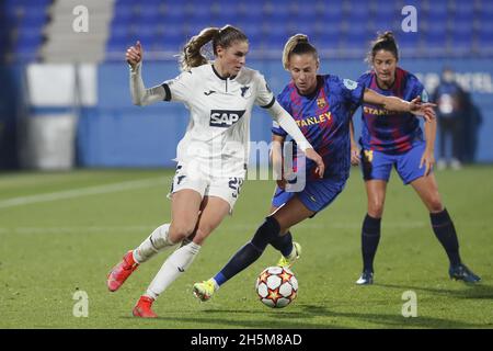 Barcellona, Spagna. 10 novembre 2021. Barcellona, Spagna, 10 novembre 2021: Jule Brand (29 Hoffenheim) e Ana-Maria Crnogorcevic (18 Barcellona) durante la partita della UEFA Women's Champions League tra Barcellona e Hoffenheim allo stadio Johan Cruyff di Sant Joan Desp, Barcellona, Spagna. Rafa Huerta/SPP Credit: SPP Sport Press Photo. /Alamy Live News Foto Stock