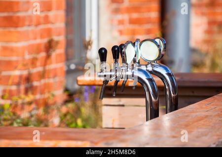 I rubinetti della birra si trovano sul bancone del bar, all'aperto Foto Stock