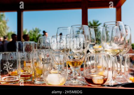 Valencia, Spagna - 26 ottobre 2021: Molti bicchieri vuoti e sporchi di bevande e birre su un banco bar. Foto Stock