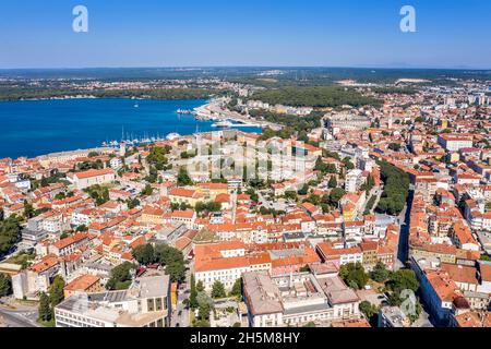 Una veduta aerea di Pula con anfiteatro e porta, Istria, Croazia Foto Stock