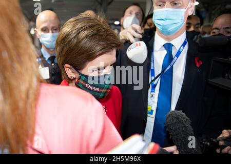 Glasgow, Regno Unito. 10 novembre 2021. Glasgow, Scozia, Regno Unito. 10 novembre 2021PICTURED: Nicola Sturgeon MSP - primo Ministro della Scozia, ha notato nel foyer alla COP26 Conferenza sul cambiamento climatico visto nel foyer come media pack la circonda con telecamere dal vivo, fotografi e giornalisti. Credit: Colin Fisher/Alamy Live News Foto Stock