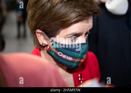 Glasgow, Regno Unito. 10 novembre 2021. Glasgow, Scozia, Regno Unito. 10 novembre 2021PICTURED: Nicola Sturgeon MSP - primo Ministro della Scozia, ha notato nel foyer alla COP26 Conferenza sul cambiamento climatico visto nel foyer come media pack la circonda con telecamere dal vivo, fotografi e giornalisti. Credit: Colin Fisher/Alamy Live News Foto Stock