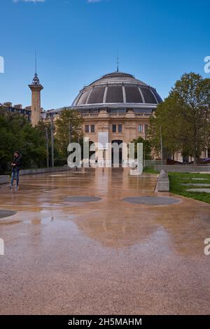 Jardin Nelson Mandela - persone di fronte alla Bourse de Commerce - Pinault Collection - Parigi, Francia Foto Stock