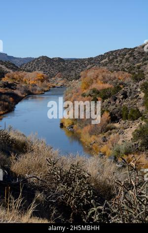 Il fiume Rio Grande scorre a sud da vicino Taos, New Mexico. Foto Stock