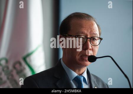 Choo Jong-Youn Ambasciatore per la repubblica di Corea del Sud in Colombia durante l'annuncio dell'invito del governo sudcoreano alla fiera internazionale del libro di Bogotà 'Filbo' il 10 novembre 2021 da parte del Ministero della Cultura della Colombia. Foto Stock