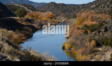 Il fiume Rio Grande scorre a sud da vicino Taos, New Mexico. Foto Stock