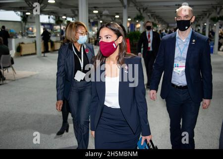 Glasgow, Regno Unito. 10 novembre 2021. Glasgow, Scozia, Regno Unito. 10 novembre 2021PICTURED: Alexandria Ocasio-Cortez Rappresentante degli Stati Uniti visto tra le riunioni alla COP26 Conferenza sul cambiamento climatico. Alexandria Ocasio-Cortez, nota anche con le sue iniziali AOC, è un politico e attivista americano. Dal 2019 è stata rappresentante degli Stati Uniti per il 14° distretto congressuale di New York, come membro del Partito democratico. Credit: Colin Fisher/Alamy Live News Foto Stock