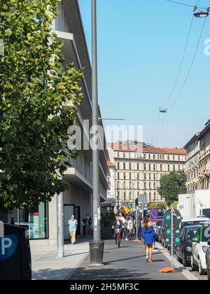 Città di Milano persone nella più strane, trasporti elettrici e vita quotidiana nel settembre 2021 Foto Stock