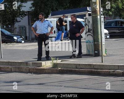 Città di Milano persone nella più strane, trasporti elettrici e vita quotidiana nel settembre 2021 Foto Stock