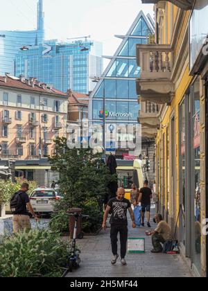 Città di Milano persone nella più strane, trasporti elettrici e vita quotidiana nel settembre 2021 Foto Stock