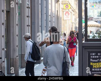 Città di Milano persone nella più strane, trasporti elettrici e vita quotidiana nel settembre 2021 Foto Stock