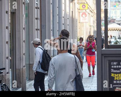 Città di Milano persone nella più strane, trasporti elettrici e vita quotidiana nel settembre 2021 Foto Stock