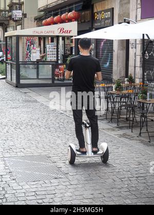 Città di Milano persone nella più strane, trasporti elettrici e vita quotidiana nel settembre 2021 Foto Stock