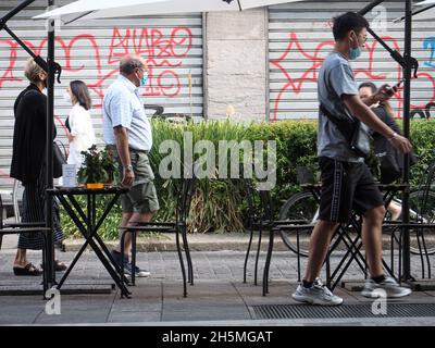 Città di Milano persone nella più strane, trasporti elettrici e vita quotidiana nel settembre 2021 Foto Stock