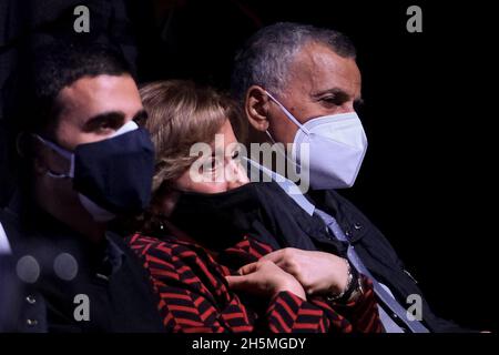 Il padre di Luigi di Maio Antonio di Maio (R) e a sinistra sua madre Paola Esposito durante la presentazione del libro di suo figlio Luigi di Maio un Amore Chiamato Politica sul palco del cinema teatro Gloria di Pomigliano d'arco, la sua città natale. Foto Stock