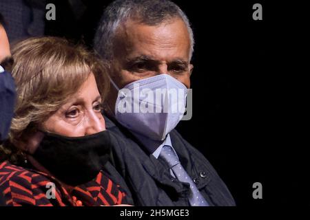 Il padre di Luigi di Maio Antonio di Maio (R) e a sinistra sua madre Paola Esposito durante la presentazione del libro di suo figlio Luigi di Maio un Amore Chiamato Politica sul palco del cinema teatro Gloria di Pomigliano d'arco, la sua città natale. Foto Stock