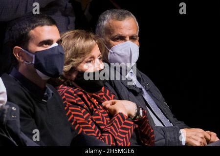 Il padre di Luigi di Maio Antonio di Maio (R) e a sinistra sua madre Paola Esposito durante la presentazione del libro di suo figlio Luigi di Maio un Amore Chiamato Politica sul palco del cinema teatro Gloria di Pomigliano d'arco, la sua città natale. Foto Stock