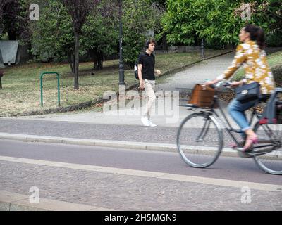 Città di Milano persone nella più strane, trasporti elettrici e vita quotidiana nel settembre 2021 Foto Stock