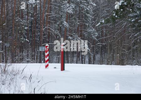 Pilastri di confine di Bielorussia e Polonia al confine in un campo invernale Foto Stock