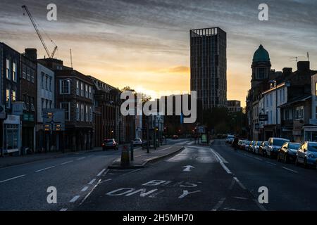 Il sole tramonta dietro Castle Park View e Old Market a Bristol, Inghilterra. Foto Stock