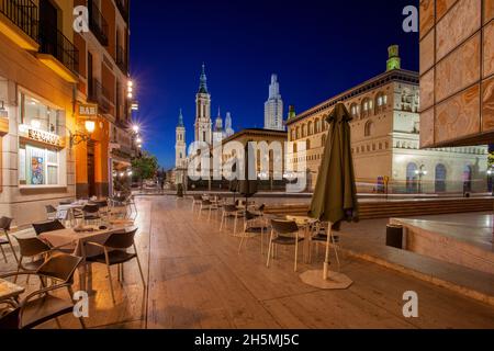 Piazza El Pilar con la torre in stile Mudejar (la Seo, Saragozza) Foto Stock