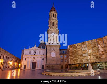 Piazza El Pilar con la torre in stile Mudejar (la Seo, Saragozza) Foto Stock