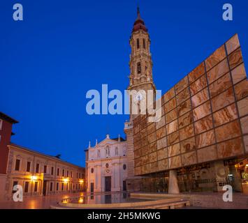 Piazza El Pilar con la torre in stile Mudejar (la Seo, Saragozza) Foto Stock