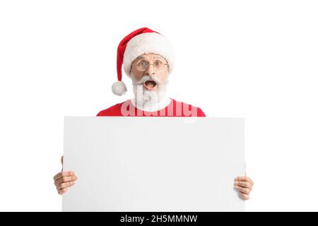 Uomo maturo scioccato in cappello Babbo Natale e con poster bianco su sfondo bianco Foto Stock