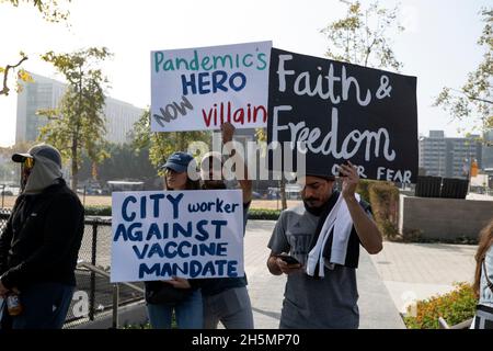 Los Angeles, CA USA - Novmber 8, 2021: I manifestanti hanno segni di opposizione ai mandati di vaccino al mandato anti-vaccino a Grand Park Foto Stock