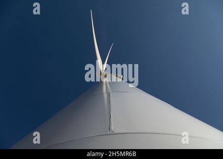 Turbina eolica, che produce energia rinnovabile, nel comune di Rueda de Jalon, regione Valdejalon, provincia di Saragozza, Aragona, Spagna Foto Stock