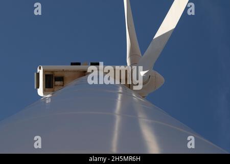 Turbina eolica, che produce energia rinnovabile, nel comune di Rueda de Jalon, regione Valdejalon, provincia di Saragozza, Aragona, Spagna Foto Stock