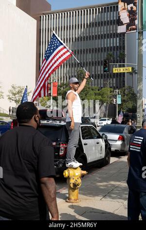 Los Angeles, CA USA - Novmber 8, 2021: Il manifestante detiene la bandiera americana alla dimostrazione opponendosi ai mandati di vaccino al mandato anti-vaccino a Grand Park Foto Stock