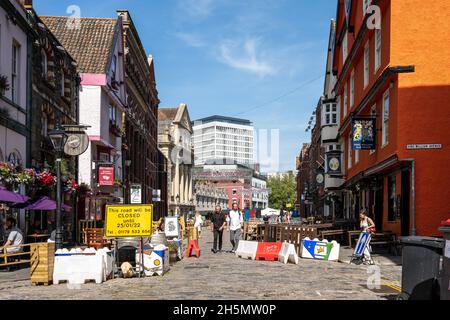 Tavoli all'aperto riempiono una strada se bar e ristoranti che è chiuso al traffico automobilistico durante il Covid-19 pandemic a Bristol, Inghilterra. Foto Stock