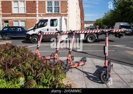 Una fila di e-scooters voi sono allineati su un marciapiede a Southville, Bristol, durante una prova del sistema di noleggio basato su app. Foto Stock