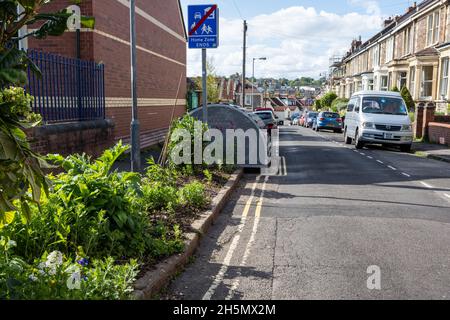 Un confine di piantagione e un parcheggio ciclabile sicuro 'Bike Hangar' contribuiscono a calmare il traffico in una 'Home zone' strada residenziale a Bristol. Foto Stock