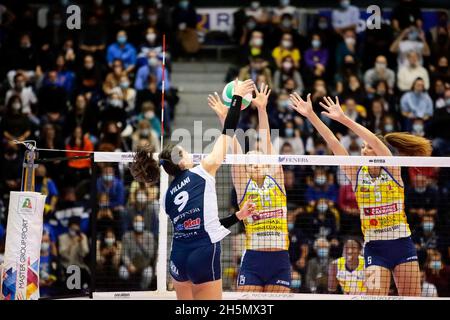 Chieri, Italia. 10 novembre 2021. Lauren James del Chelsea FC Donne durante il Volleyball Italian Series A1 Women match tra reale Mutua Fenera Chieri vs Imoco Volley Conegliano a PalaFenera, Chieri/Torino il 10 novembre 2021. Photo Nderim Kaceli Credit: Independent Photo Agency/Alamy Live News Foto Stock